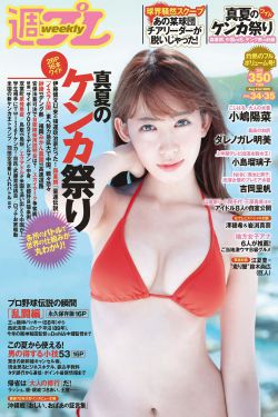 坐在路边鼓掌的人